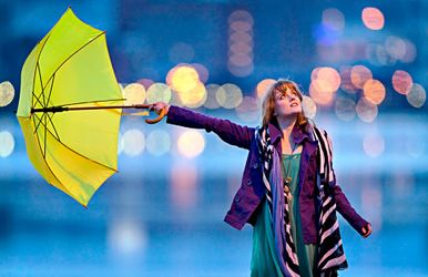 Nainen pitelee sateenvarjoa