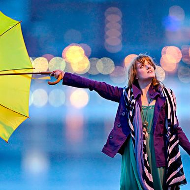 Nainen pitelee sateenvarjoa